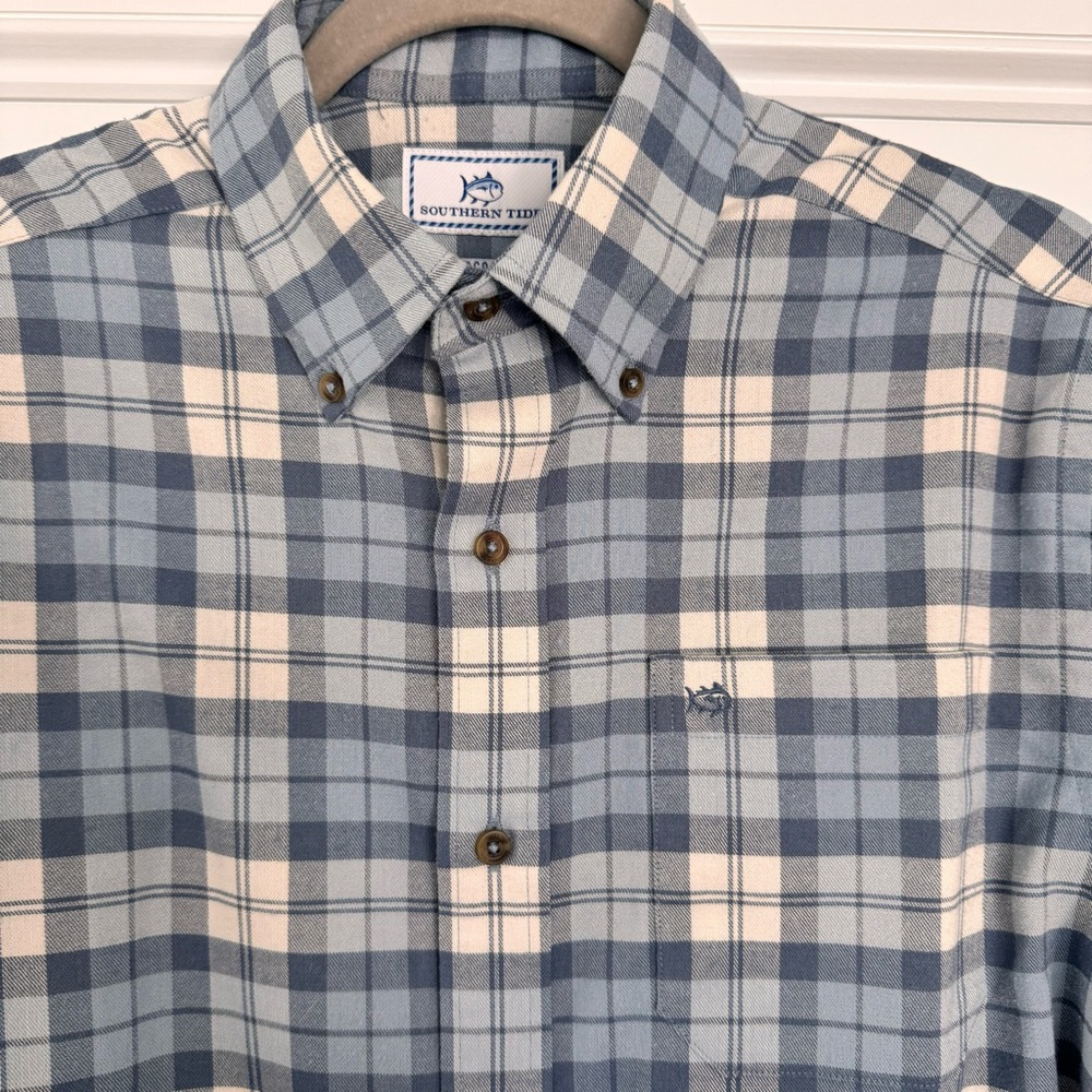 Southern tide button down - Picture 2 of 4